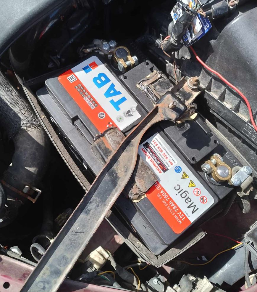 Akumulator zamontowany w Toyota Avensis 2 2004 rok 2.0 diesel
